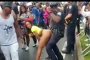 policia perreando morena sabrosa en la calle