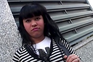 Madre mía, Entra! Mira todo lo que esconde esta jovencita bajo la ropa. Vídeo Completo