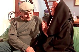Une vieille nonne baisee et sodomisee par Papy et son pote