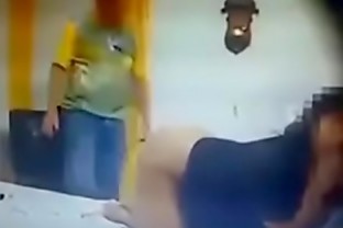 Una esposa infiel trata de seducir al técnico de TV