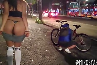Putita Chilanga en busca de clientes afuera de la Biblioteca Vasconcelos Amateur 32 sec