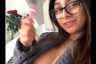 Mia Khalifa Fumando Cigarro Eletrônico - Smoking Electronic Cigarette
