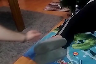 Step sister gave me a footjob while she watch a movie