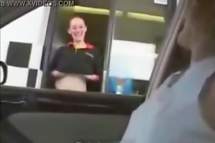 Enseñando las tetas en McDonalds Flashing -