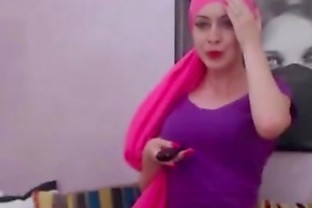 Arab Muslim In Hijab Masturbates On Webcam