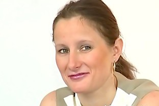 Domina mit Hängetitten masturbiert