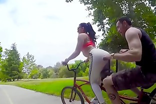 Big Booty Babe Gets Her Juicy Pussy Licked In a Jacuzzi