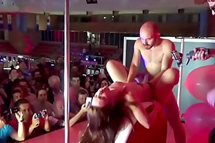 Jesus sanchez realiza esta fantasia con pamela sanchez de follarsela encima de un escenario vestido de capitan FER066