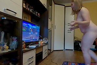 Curvy MILF on a dancing pad