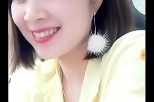 Em gái Đăng Quang Watch cố tình để lộ bầu ngực