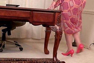 BBW milf Love Goddess gives her pantyhosed pussy a treat