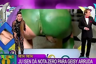 Cu verde Ju Isen mostra demais enquanto faz agachamento ao vivo na RedeTV