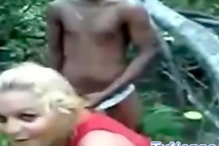 Hombres se cojen a esta mujer en la selva