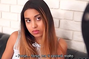 DEBT4k. La brillante adolescente Roxy Lips ha soddisfatto l'uomo che è venuto per i debiti