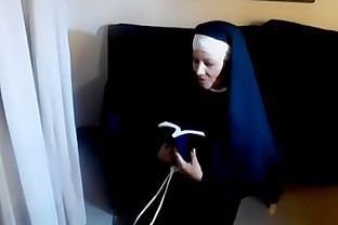 LOS  SUEÑOS SEXUALES  DE UNA  MONJA  QUE  CREE  ESTAR CREANDO  LA PASION , POR ENCARGO  DEL SEÑOR,LA MONJA  CON  LA QUE TODO CRISTIANO QUIERE CONFESARSE  ,SUS  DECEOS  Y PERVERSIONES ...