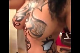 Garotas deslumbrantes com corpos pintados