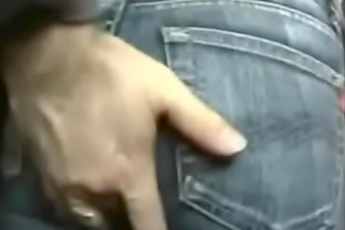 Ragazzo che prende in giro ragazza sul bus