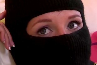 Burgler gets caught breaking in