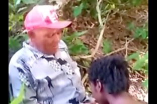 Joven grabada en la selva