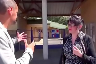 Il baise la maîtresse de CE2 de son fils