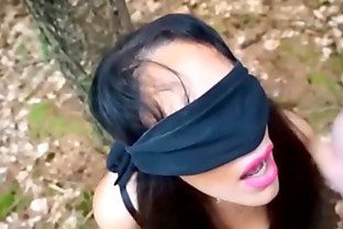 Junges Mädchen im Wald gefesselt und benutzt