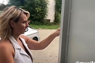 The aunt smashed with a double anal to the mechanic