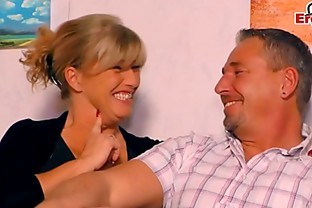 Deutsche echte Hausfrau macht ersten Dreier mit ihrem Ehemann beim Casting